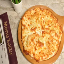 فطيرة لبنة مع جبن موزاريلا